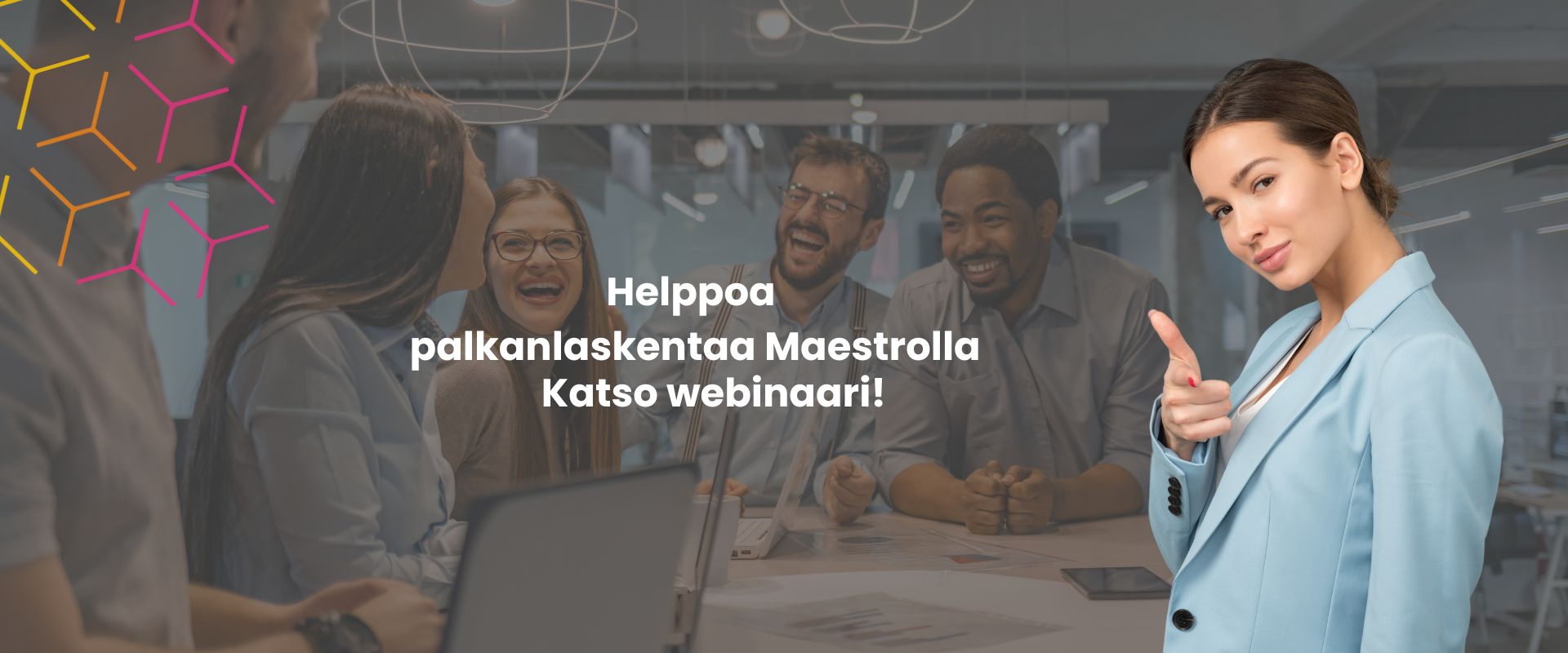 banneri palkkawebinaariin (1920 x 458 px) (1920 x 800 px) Jakkupukuinen palkanlaskija katsoo kameraan ja osoittaa sormella.